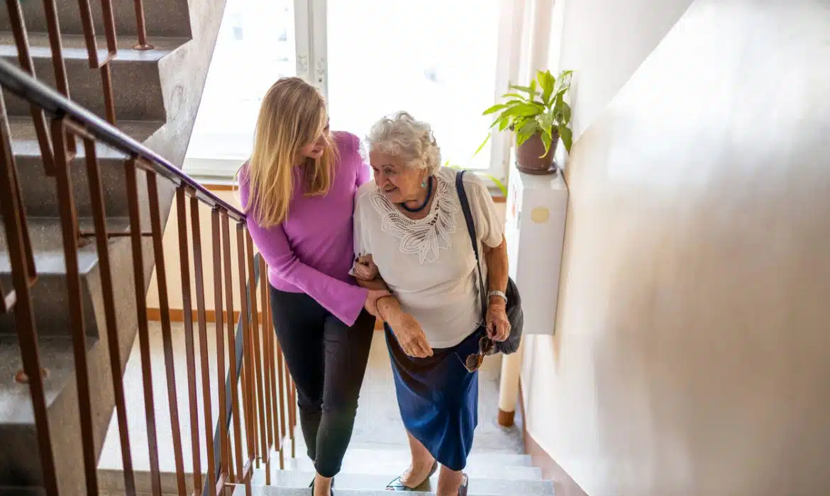 Maintien à domicile : services, coûts et avantages