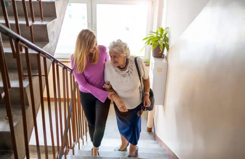 Maintien à domicile : services, coûts et avantages