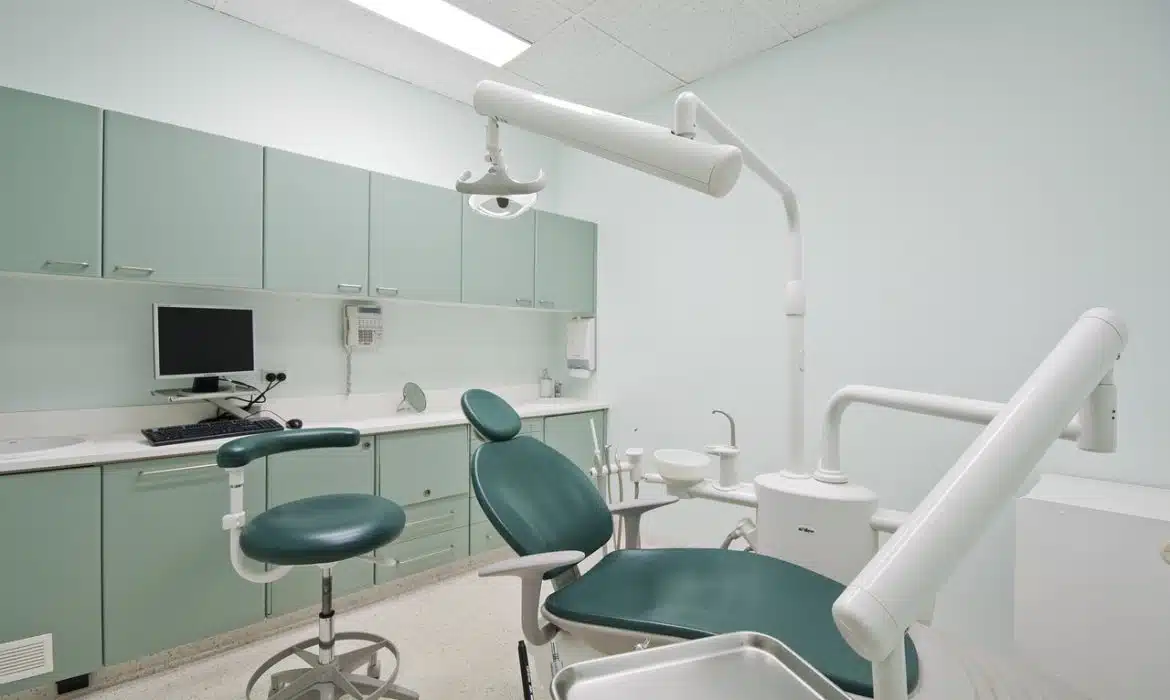 Comment trouver ses prestataires et fournisseurs quand on ouvre un cabinet dentaire ?