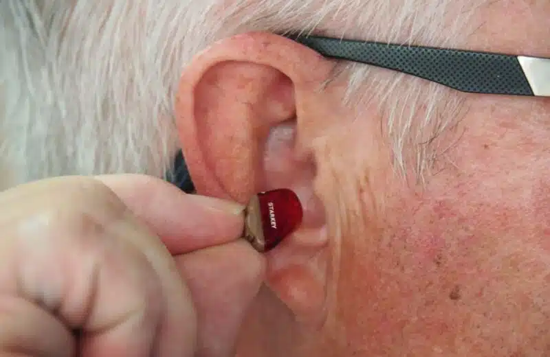 Comment les appareils auditifs peuvent transformer des vies ?
