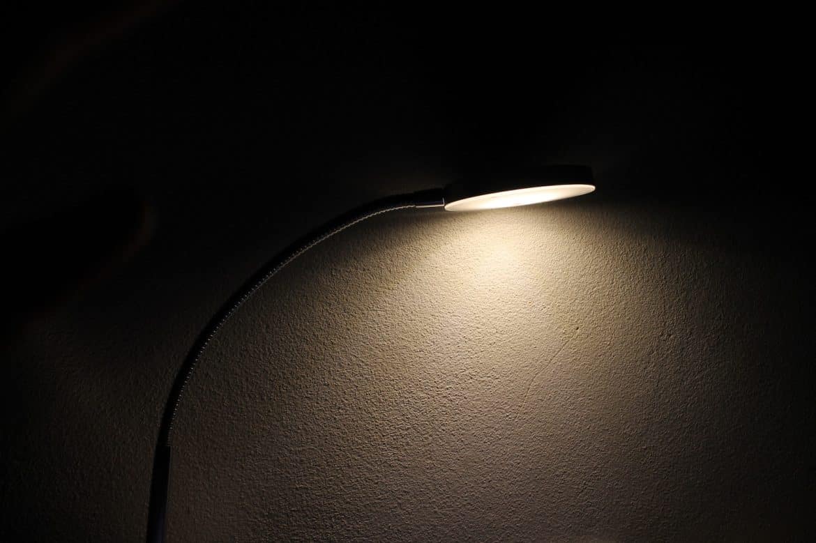 une lampe allumée