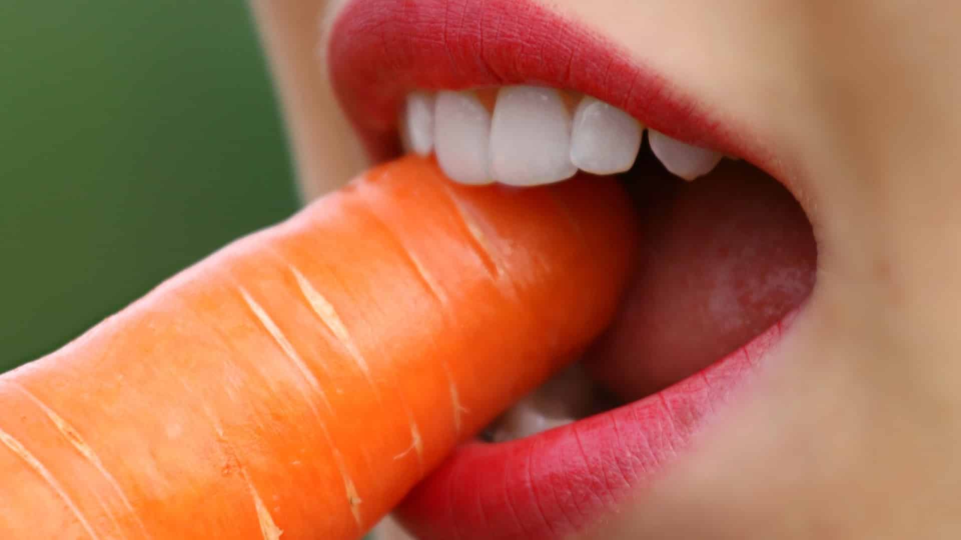 3 techniques pour blanchir naturellement vos dents