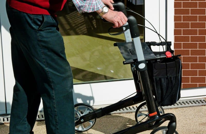 Le déambulateur 3 roues : la clé pour faciliter les déplacements aux personnes du 3e âge