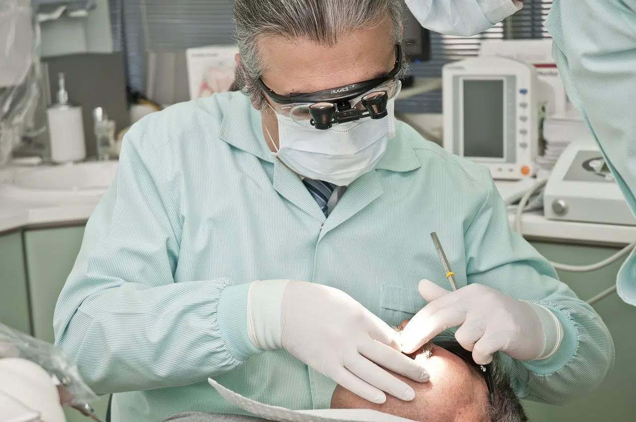 Un dentiste