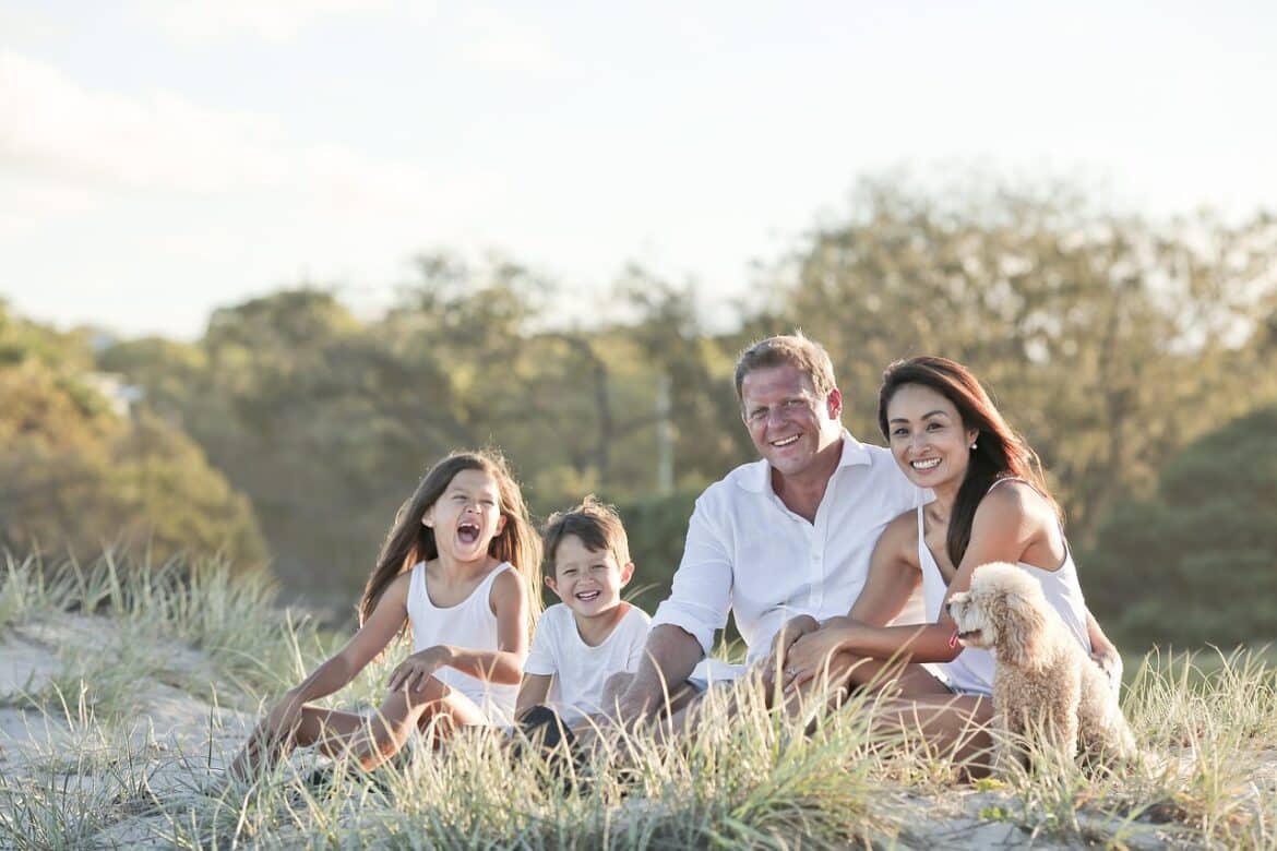 une famille posant dans la nature