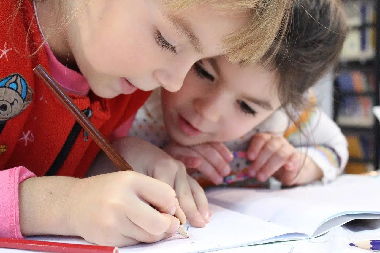 Deux enfants à l'école