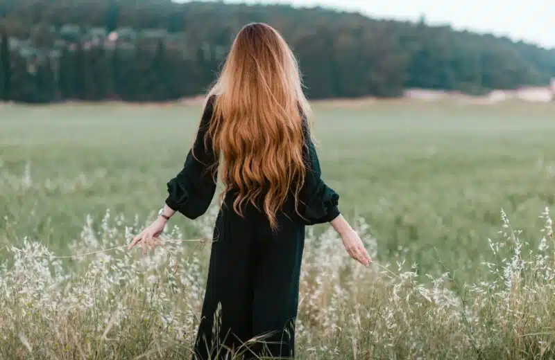 femme rousse aux cheveux longs