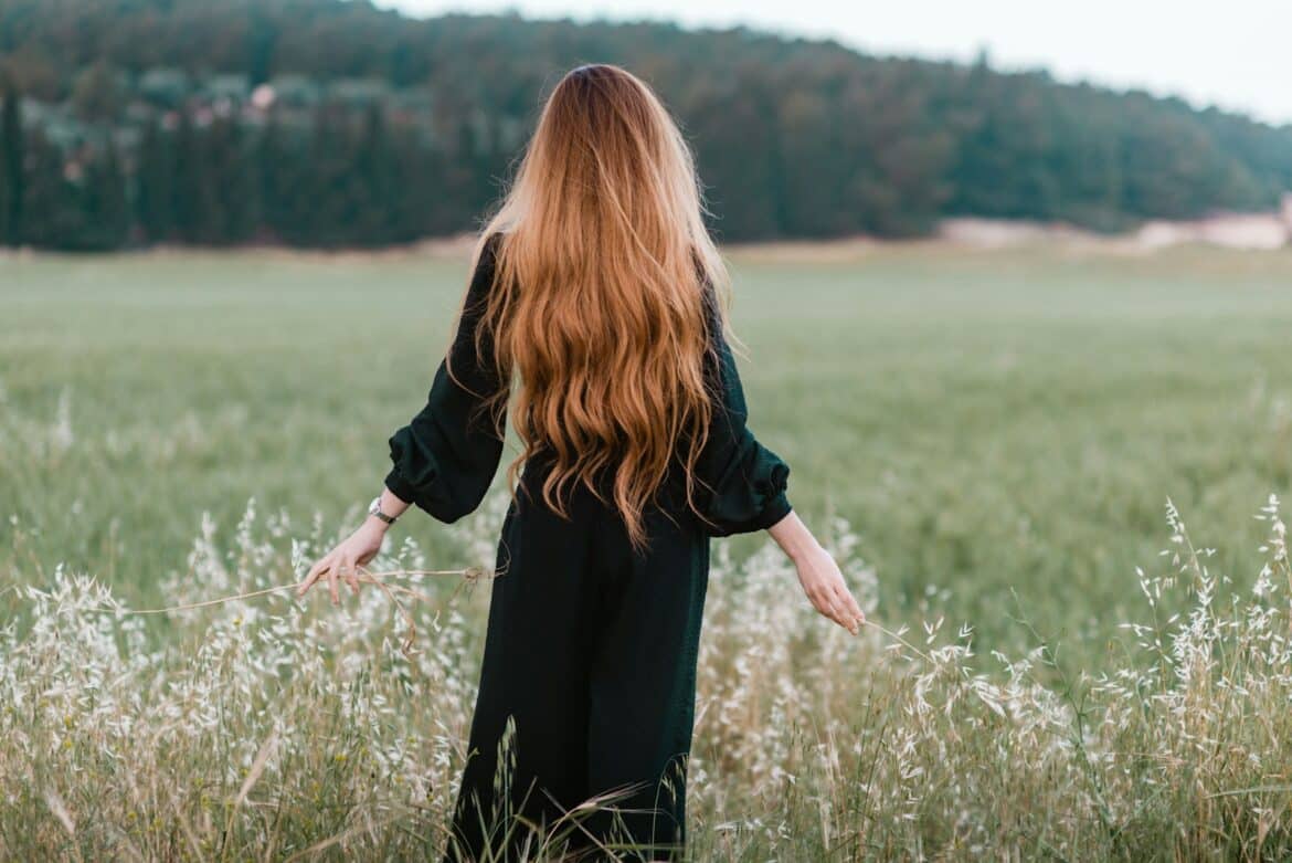femme rousse aux cheveux longs