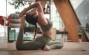 5 positions de yoga à faire au lit pour se détendre et gagner en souplesse