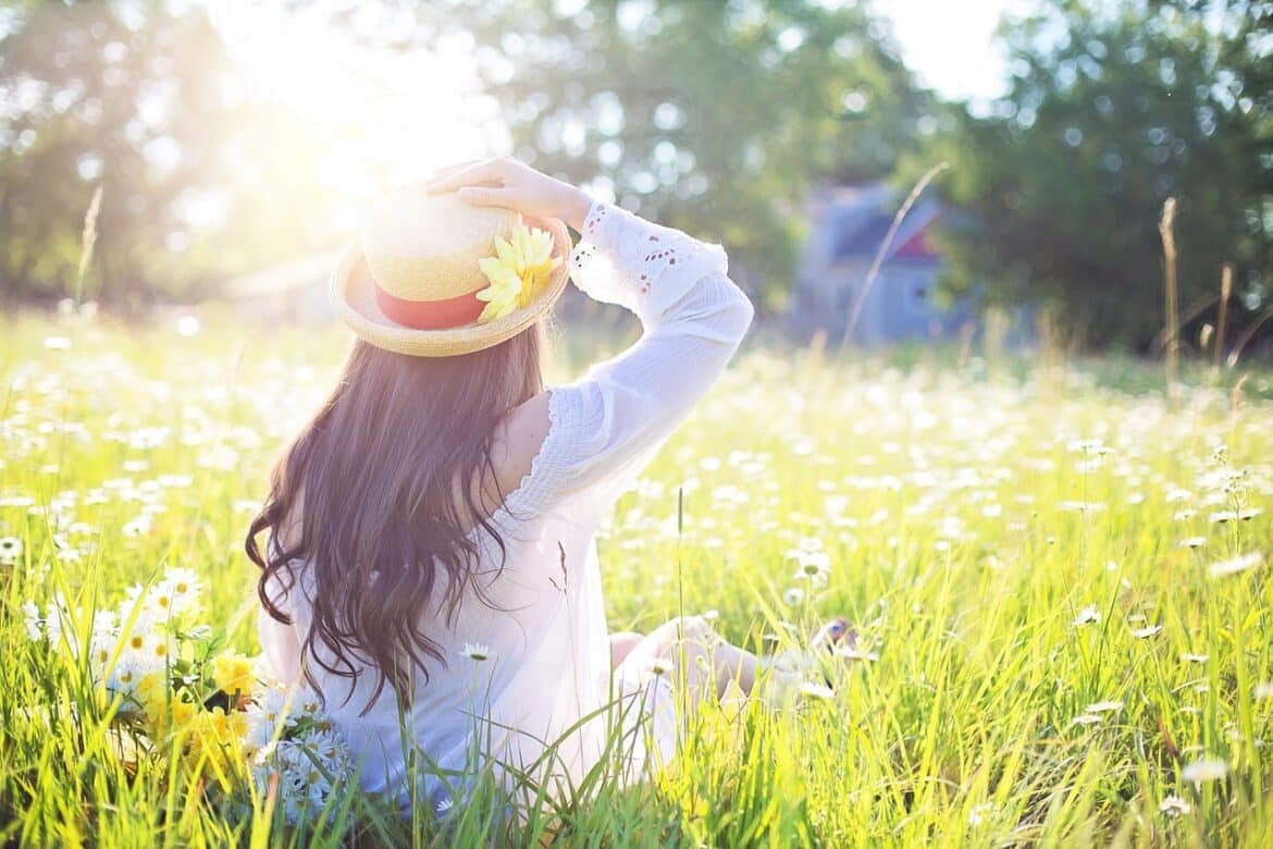 femme aux cheveux longs avec un chapeau de paille