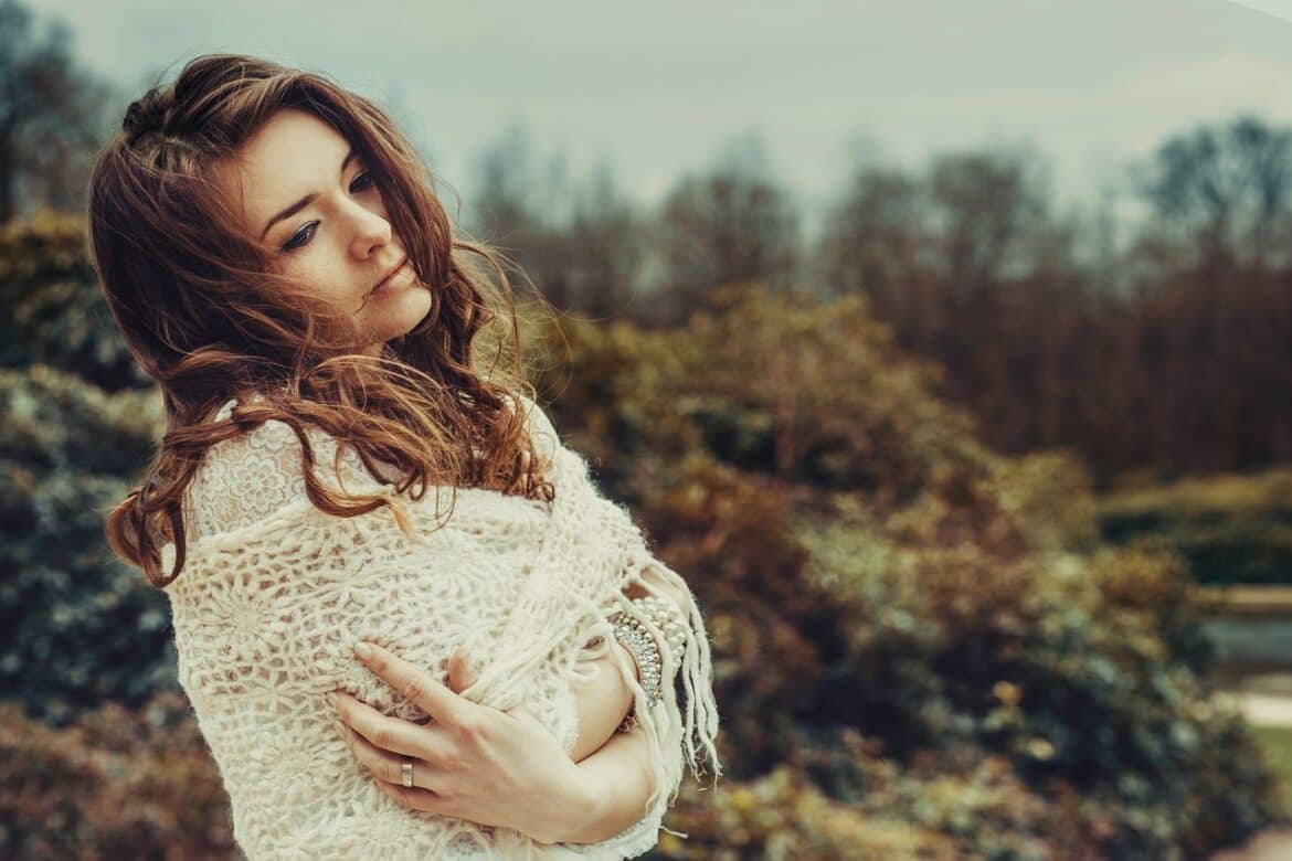 une femme aux cheveux longs